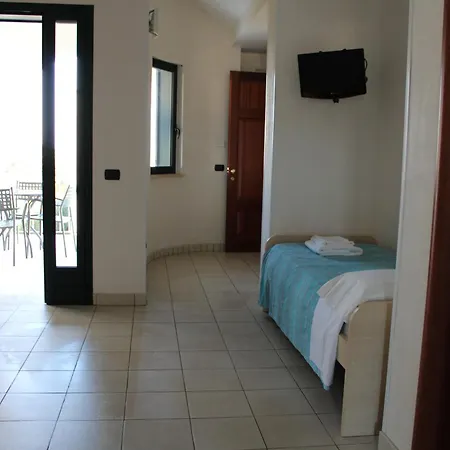 Blu Mare Residence Apartments 4* 오트란토